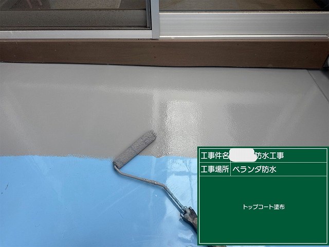 トップコート塗布中