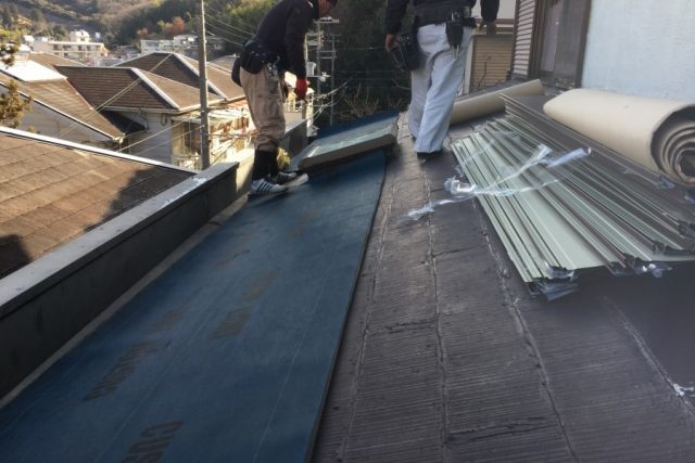 カラーベスト屋根に防水シートを張る作業