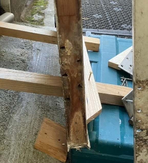 ビフォー　勝手口の木部