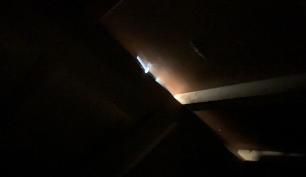 光が漏れている屋根裏