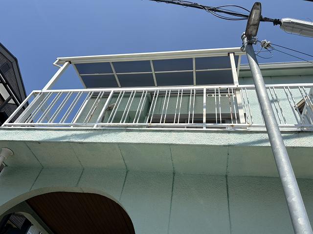 神戸市灘区で台風と大雨によりベランダアクリル板が損傷・飛散し屋根が浮いた現場を安全に復旧