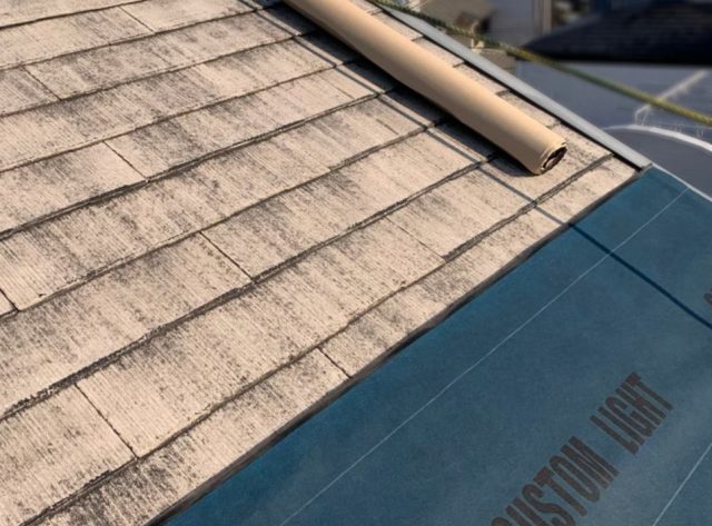 屋根カバー工事の下地工程 防水シートの敷き込み