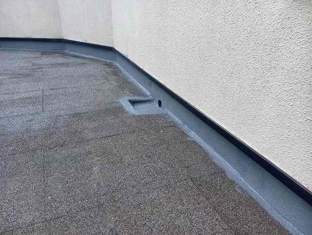 壁際と排水口の塗布