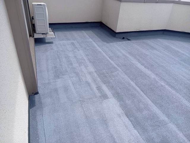 床面全体の塗装途中