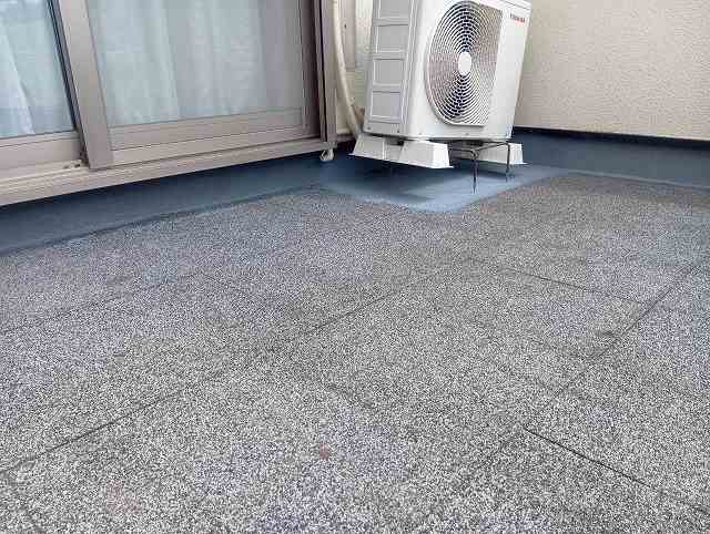 芦屋市でバルコニーのアスファルト防水にトップコートを塗布し色あせた露出工法を保護