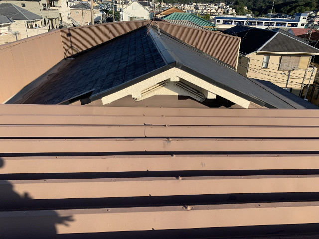 折板葺きの屋根