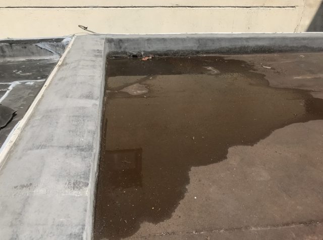 水が溜まった屋上