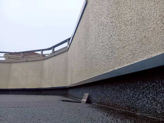 ベランダ端部と排水口