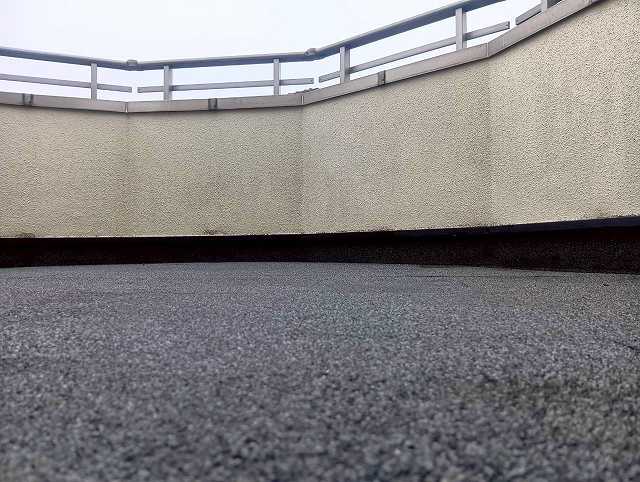 芦屋市でベランダ防水工事前に現地調査、アスファルト防水層の色あせや排水口まわりの汚れを確認