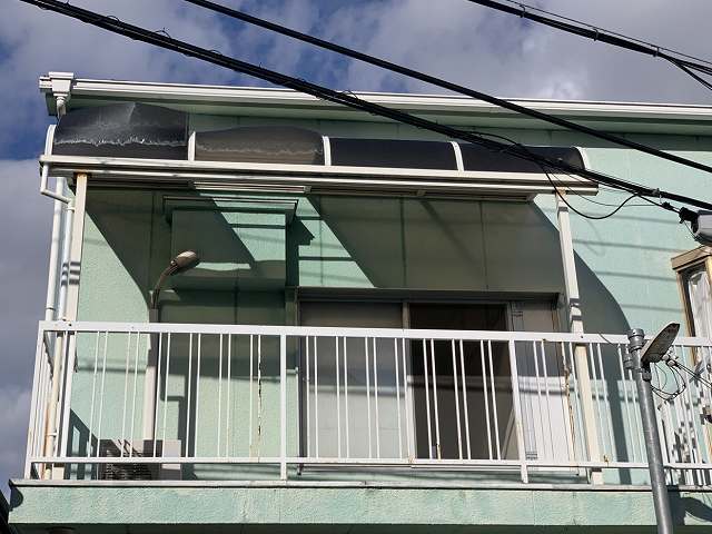 損傷したベランダ屋根