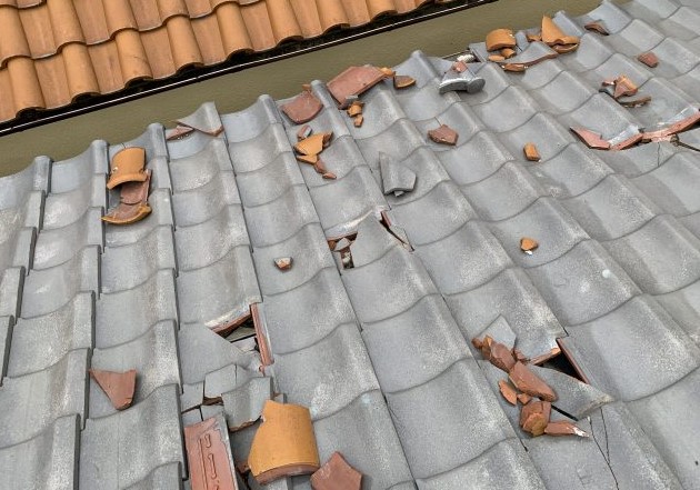 瓦屋根の台風被害