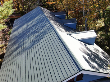 ァインパーフェクトベストで屋根塗装、暖かみのある落ち着いた緑色の美しい屋根に生まれ変わりました